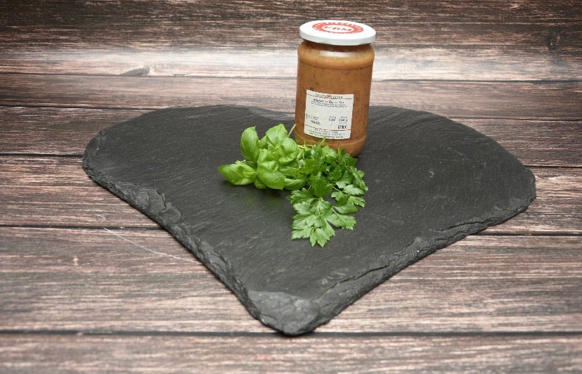 Hausgemachtes Wildgulasch mit Pilzen im Glas