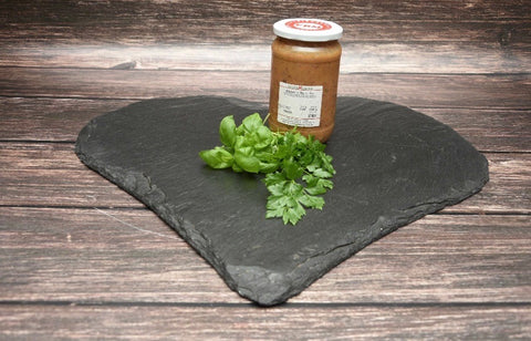 Hausgemachtes Wildgulasch mit Pilzen im Glas